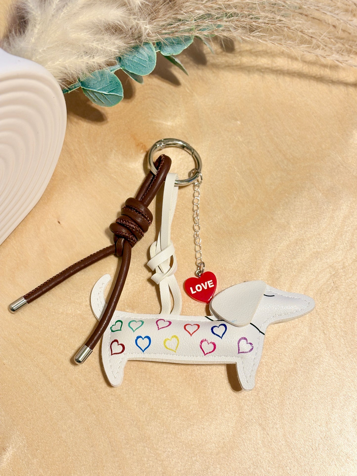 Dackel Love Bag Charm. Valentinstag Edition mit Herzdetails.
