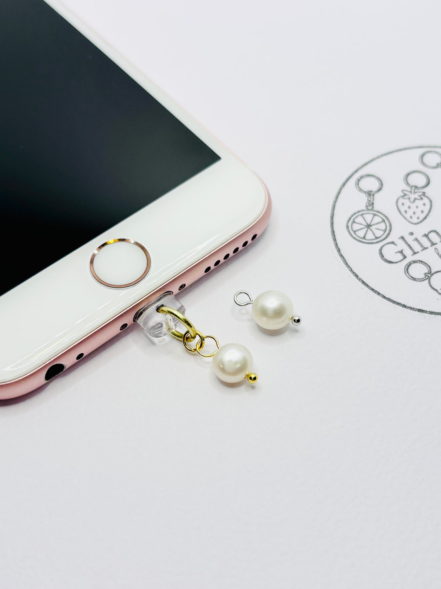 Perlen Mini Charm mit sanftem Schimmer. Eleganter Charm Anhänger für zeitlose Looks