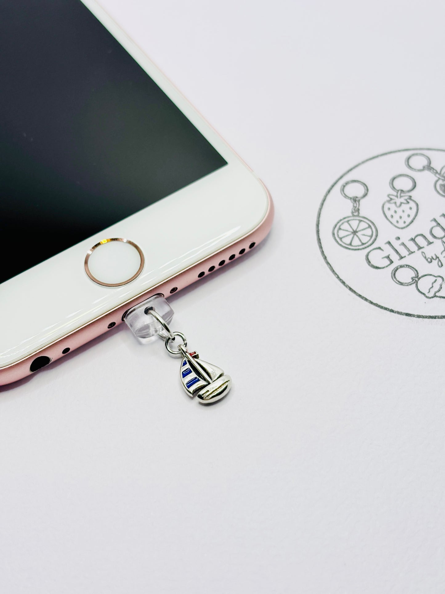 Mini Charm Segelboot. Symbol für Freiheit