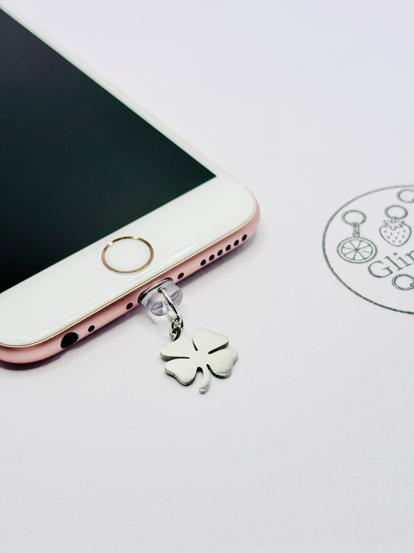 Kleeblatt Silber Mini Charm. Dezenter Glücksbringer fürs Smartphone.