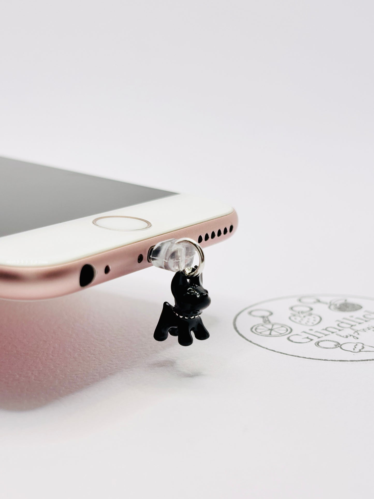 Schwarzer Hund Mini Charm. Tierliebe in Silber fürs Smartphone.