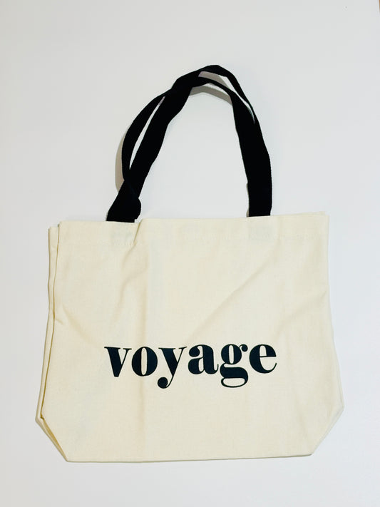 VOYAGE Tote Bag mit Typografie. Reise Symbolik für stilvolles Alltagsstatement