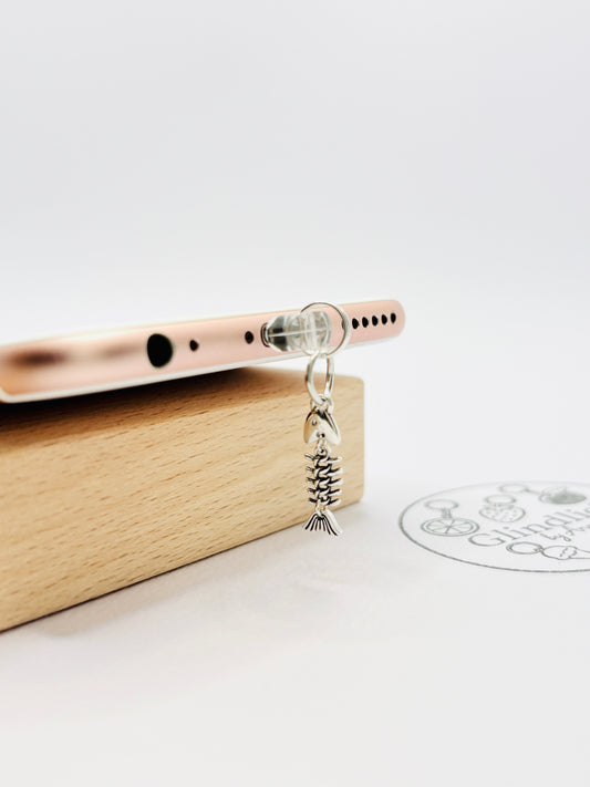 Fischgräten Mini Charm in Silber. Maritime Edginess für dein Smartphone