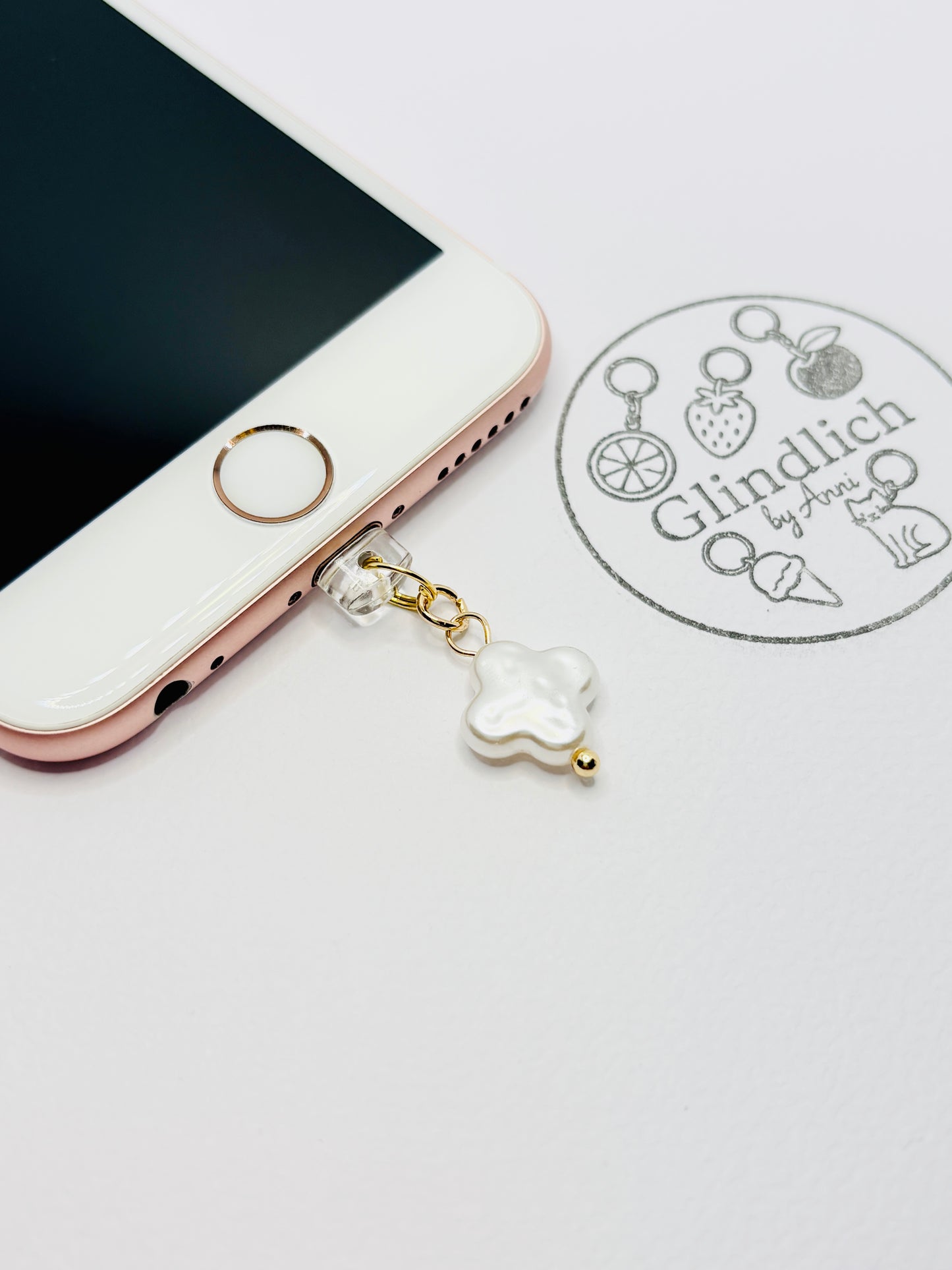 Kleeblatt Mini Charm in milchigem Weiß und Gold. Perlmutt-Glück für dein Smartphone