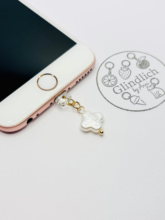 Kleeblatt Mini Charm in milchigem Weiß und Gold. Perlmutt-Glück für dein Smartphone