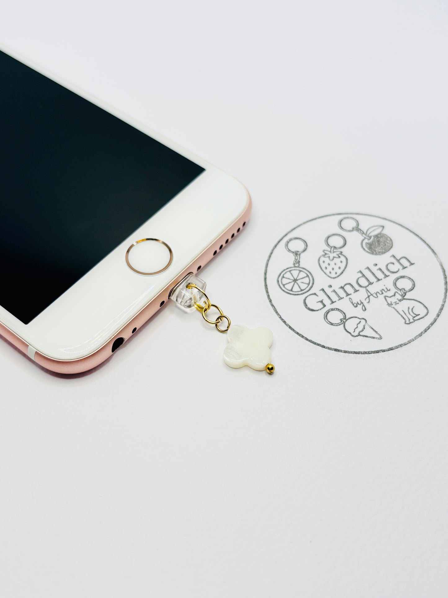 Kleeblatt Weiß Gold Mini Charm. Sanftes Glück fürs Smartphone.