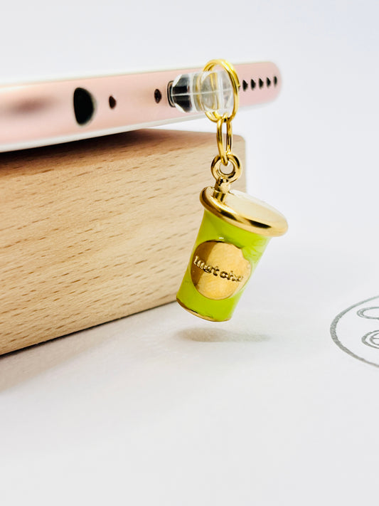 Matcha Mini Charm in Grün und Gold. Dein Zen-Glindlich-Moment für dein Smartphone