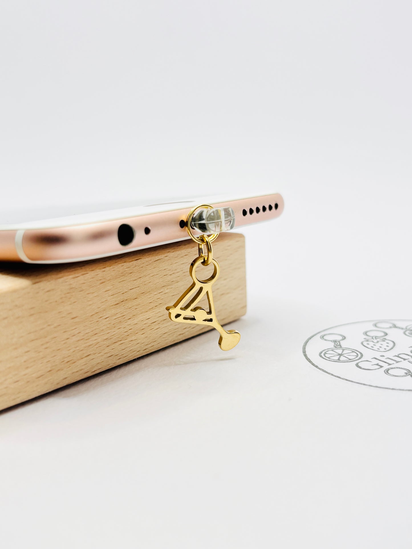 Cocktail Glas Mini Charm mit goldenem Glanz. Charm Anhänger für Cocktail-Liebhaber:innen