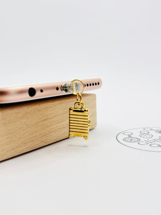 Koffer Mini Charm in Gold. Reiselust als stilvolles Detail für dein Smartphone