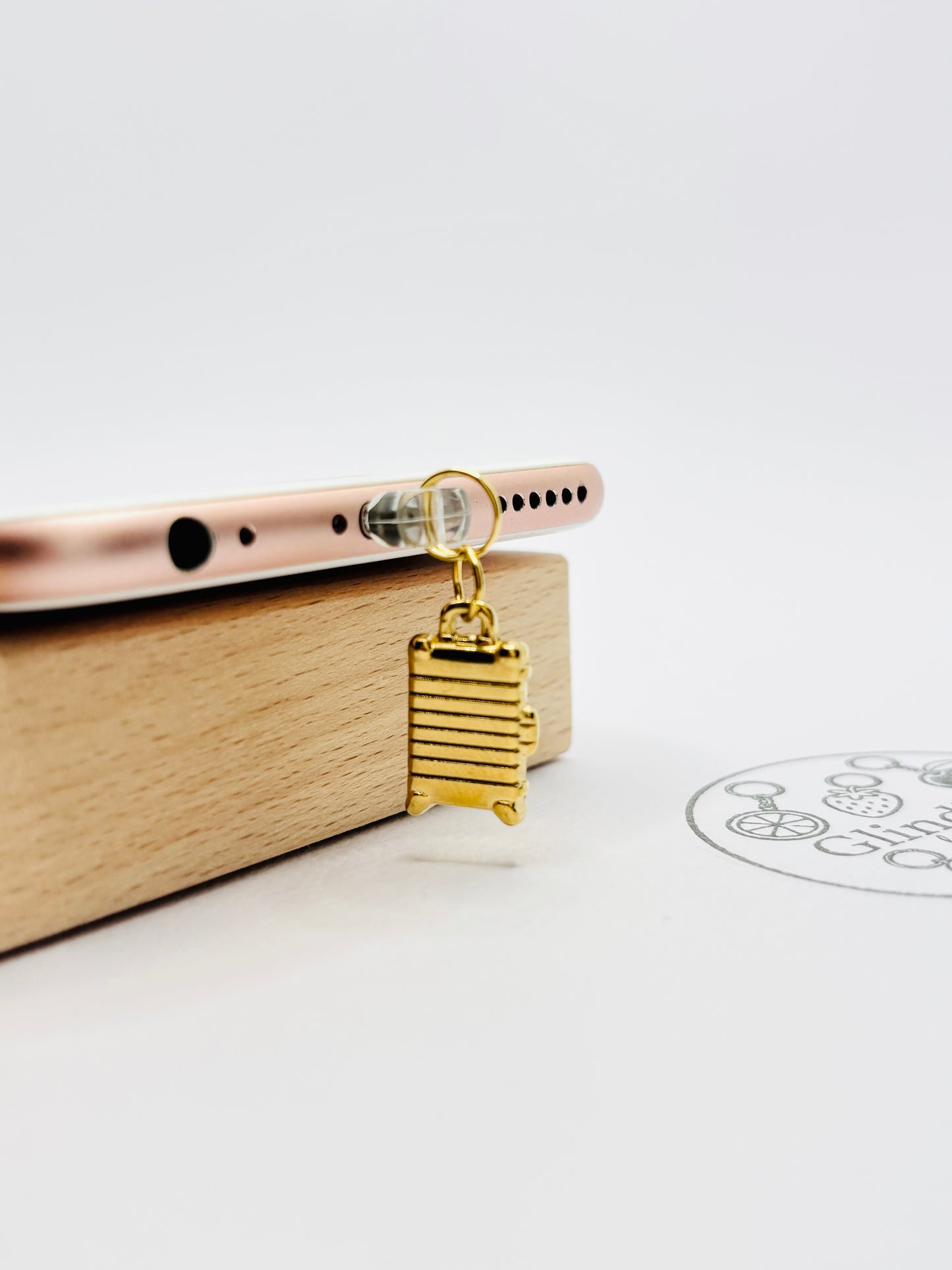 Koffer Mini Charm in Gold. Reiselust als stilvolles Detail für dein Smartphone