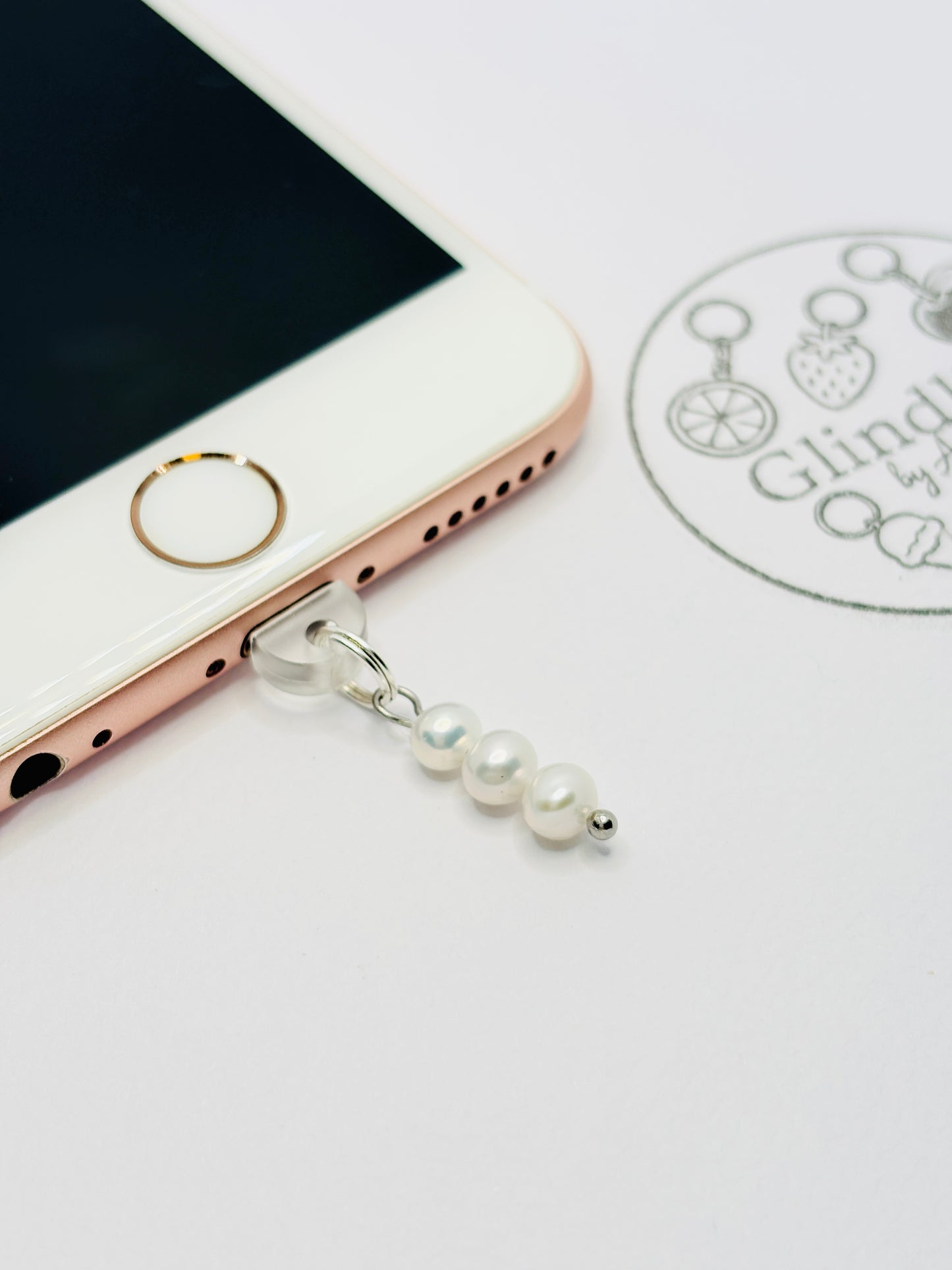 Perlen Triple Mini Charm. Zeitlose Eleganz fürs Smartphone.