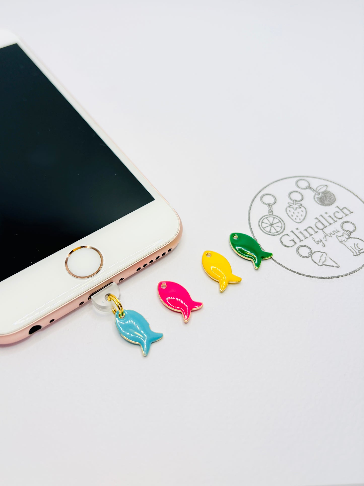 Minimalistischer Fisch Mini Charm. Maritime Freiheit fürs Smartphone.