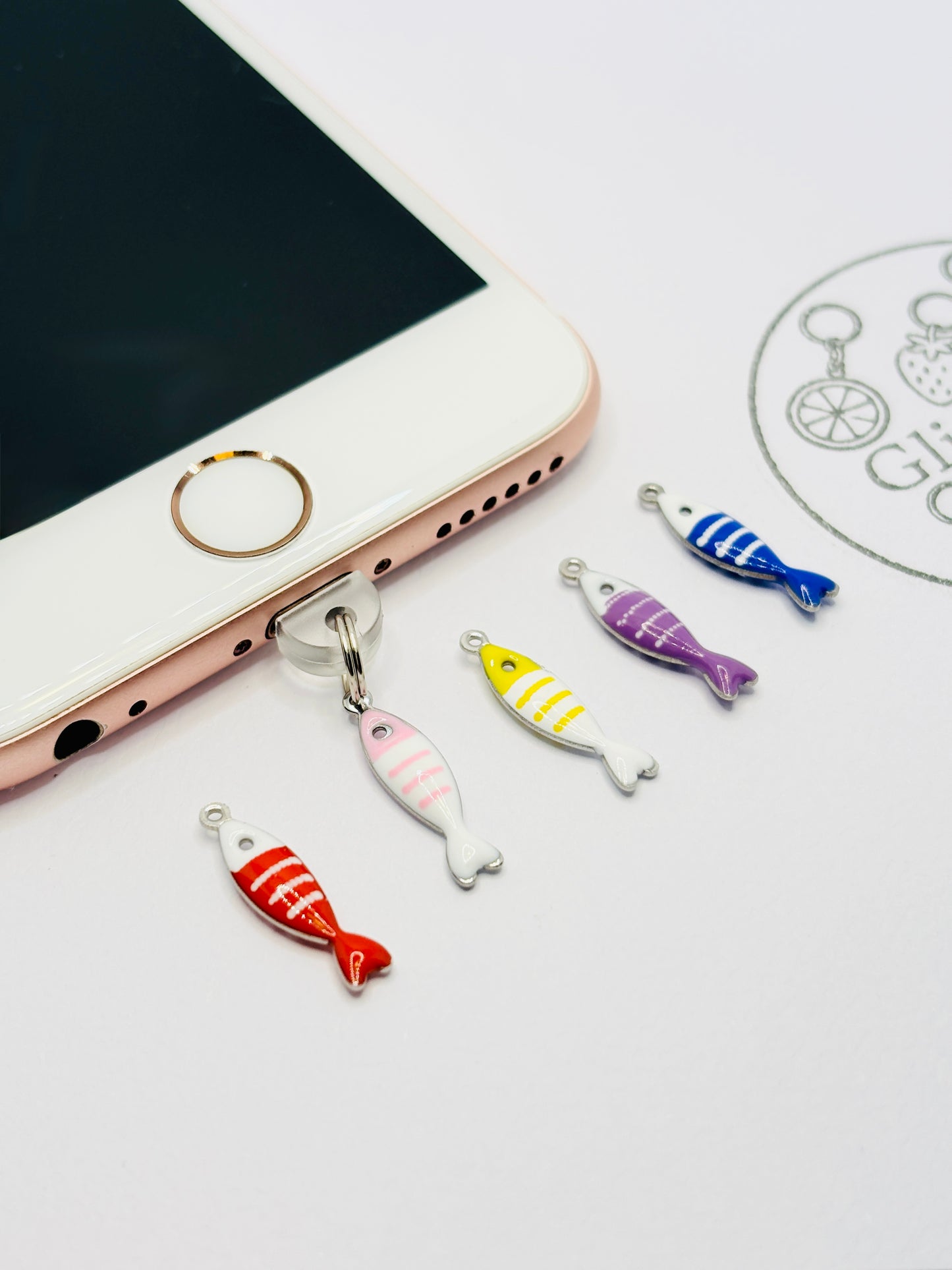 Bunter Fisch Mini Charm. Sommerliche Ozean Vibes fürs Smartphone.
