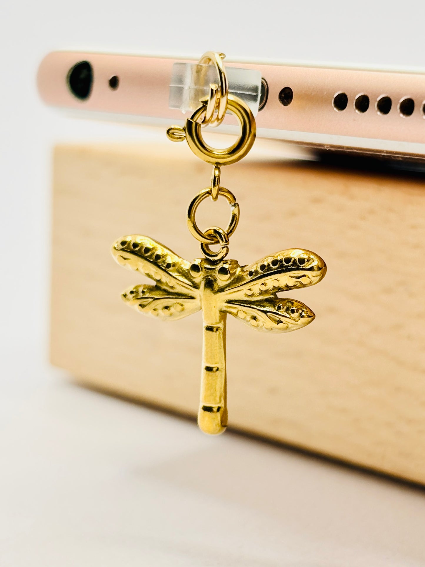 Libelle Handy Charm. Zarte Eleganz und Leichtigkeit fürs Smartphone.
