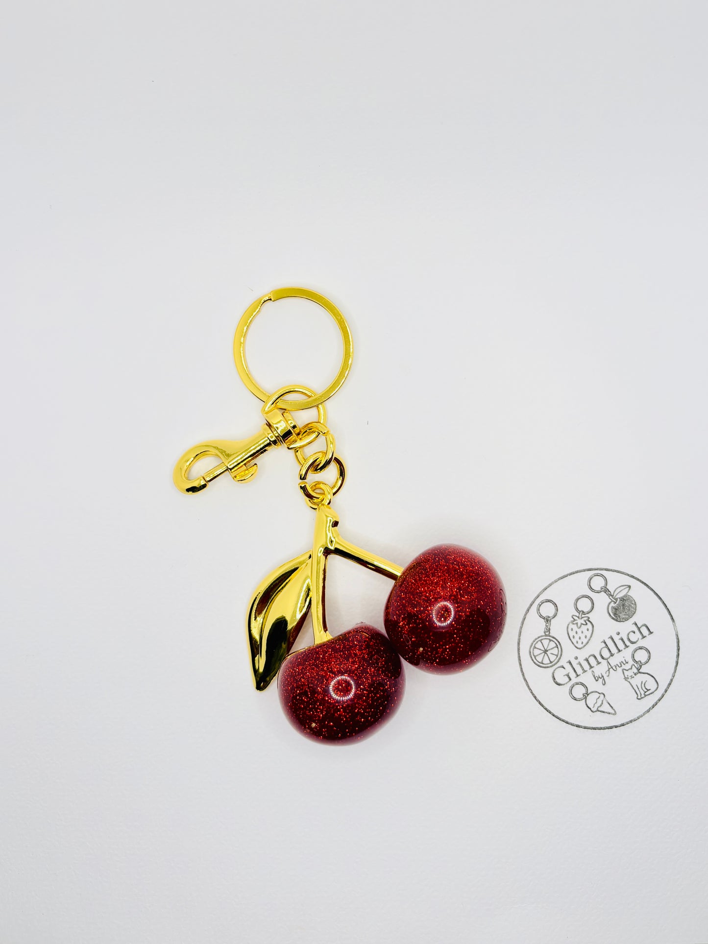 Kirsche Gold Bag Charm. Funkelnde Eleganz für deinen Schlüsselbund.