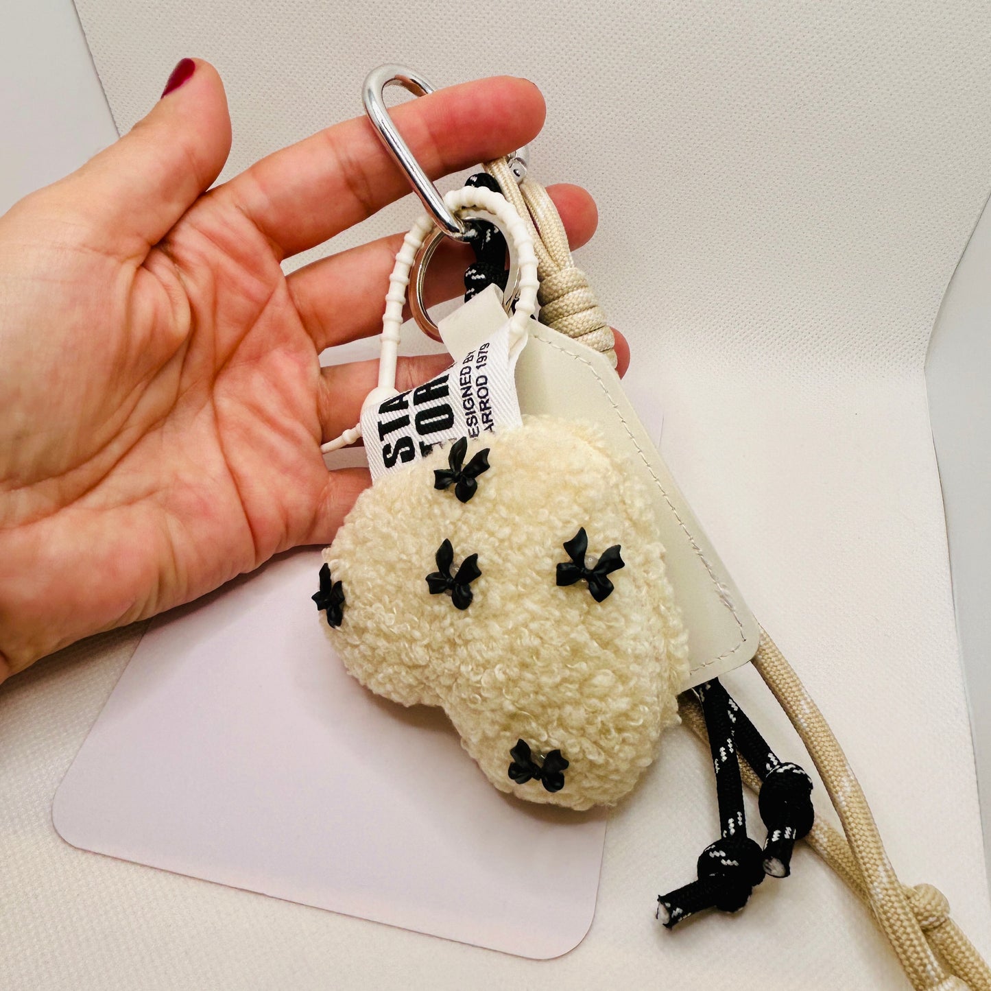 Flauschiger Herz Schlüsselanhänger. Plüschiger Taschenanhänger Beige oder Braun. Kuscheliger Bag Charm mit Schleifen.