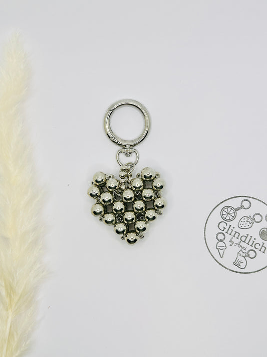 Silber Herz Taschenanhänger. Metallperlen Schlüsselanhänger. Modernes Accessoire für Tasche oder Rucksack