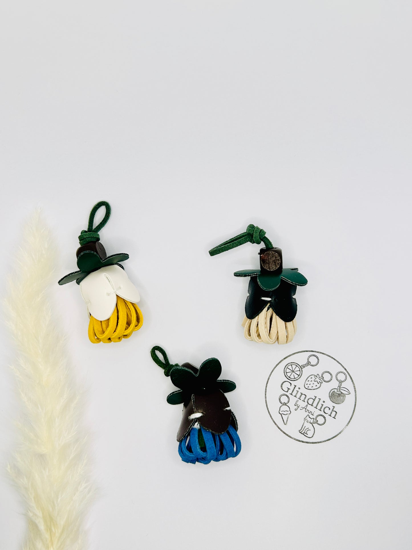 Breloque fleur. Porte-clés en forme de fleur. Accessoire en similicuir bleu, jaune ou naturel.