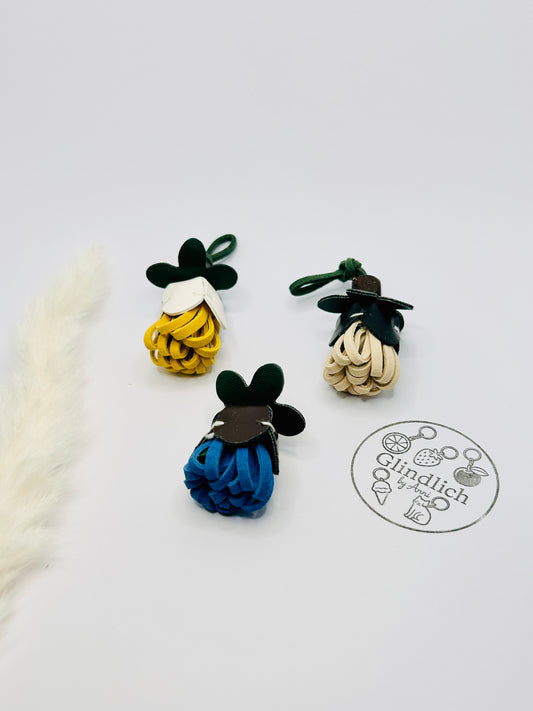 Blütenanhänger. Taschenanhänger in Blumenform. Accessoire aus Kunstleder in Blau, Gelb oder Natur