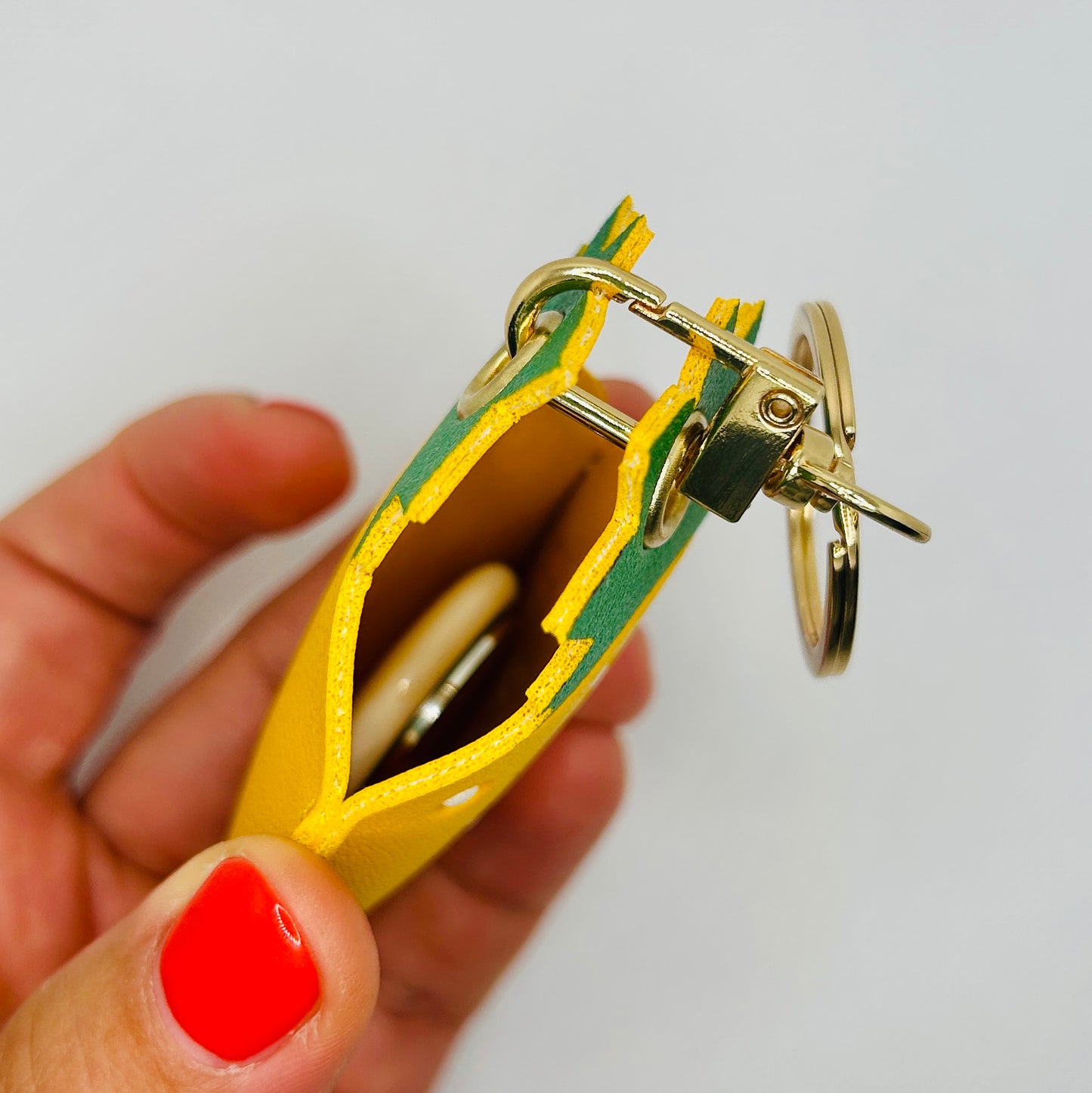 Porte-clés ananas en similicuir. Accessoire estival avec un compartiment pour AirTag ou pièces de monnaie.