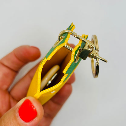Porte-clés ananas en similicuir. Accessoire estival avec un compartiment pour AirTag ou pièces de monnaie.