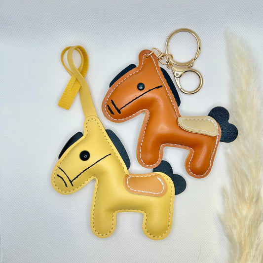 Pony Schlüsselanhänger Kunstleder. Verspielter Taschenanhänger mit Cartoon-Pferd