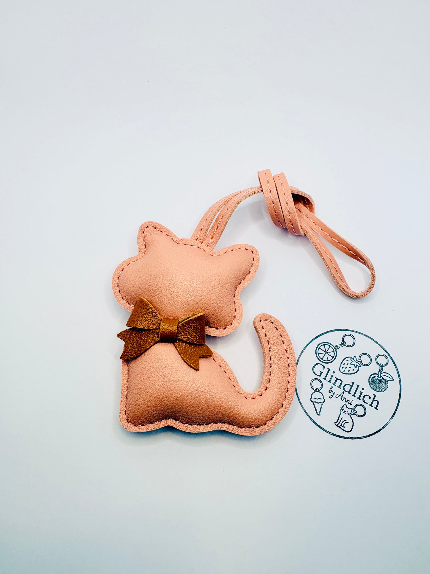 Süßer Katzen Taschenanhänger. Als Geschenk für sie. Kawaii Stil. Fröhlich und niedlich. Bag Charm.