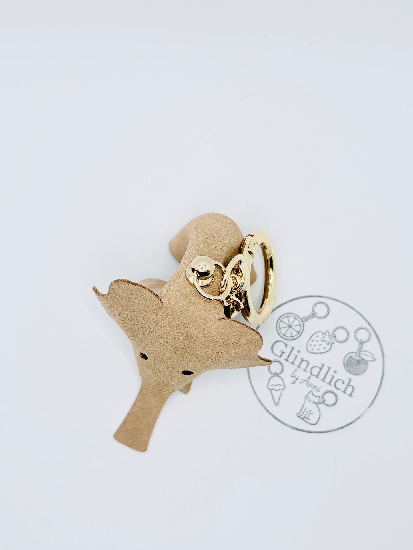 Handmade Echtleder Elefant Anhänger für Taschen und Schlüssel. Naturton vergoldet mit Herz. Unikat