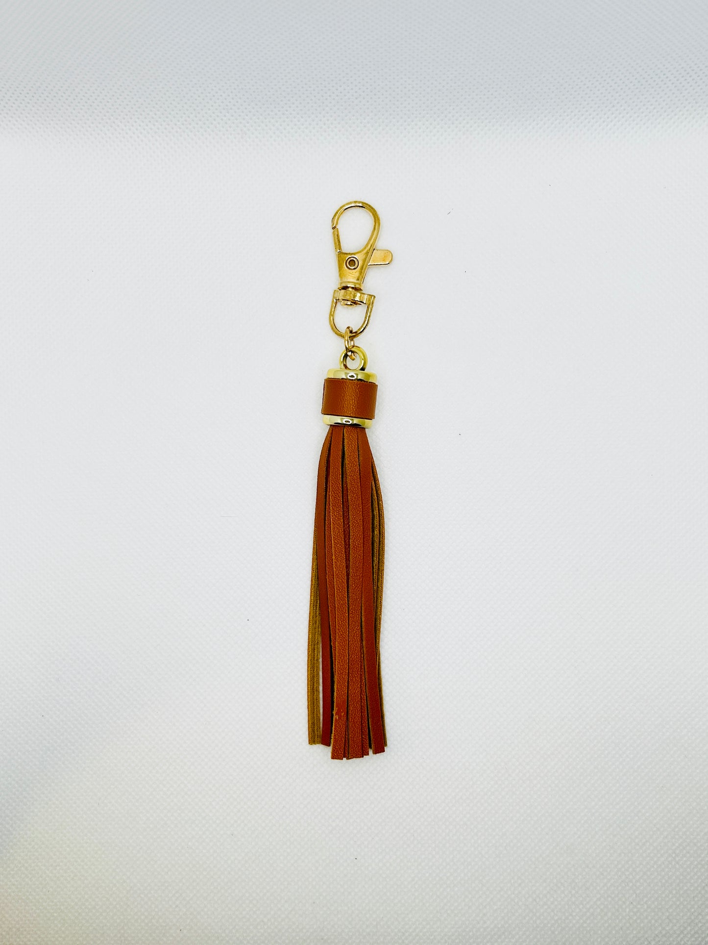 Quasten Anhänger Kunstleder in Weiß oder Braun. Schlüsselanhänger Taschenanhänger Bag Charm