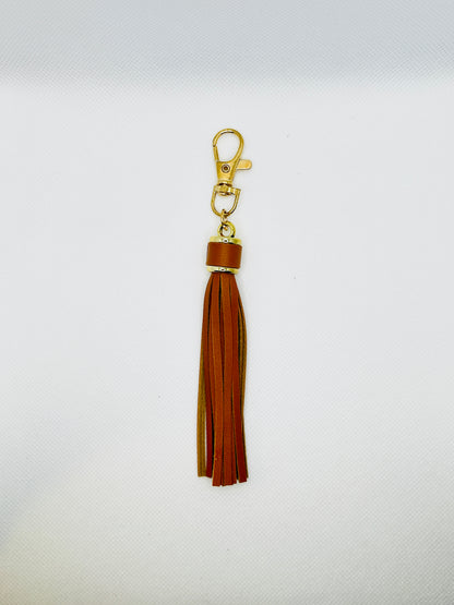 Quasten Anhänger Kunstleder in Weiß oder Braun. Schlüsselanhänger Taschenanhänger Bag Charm