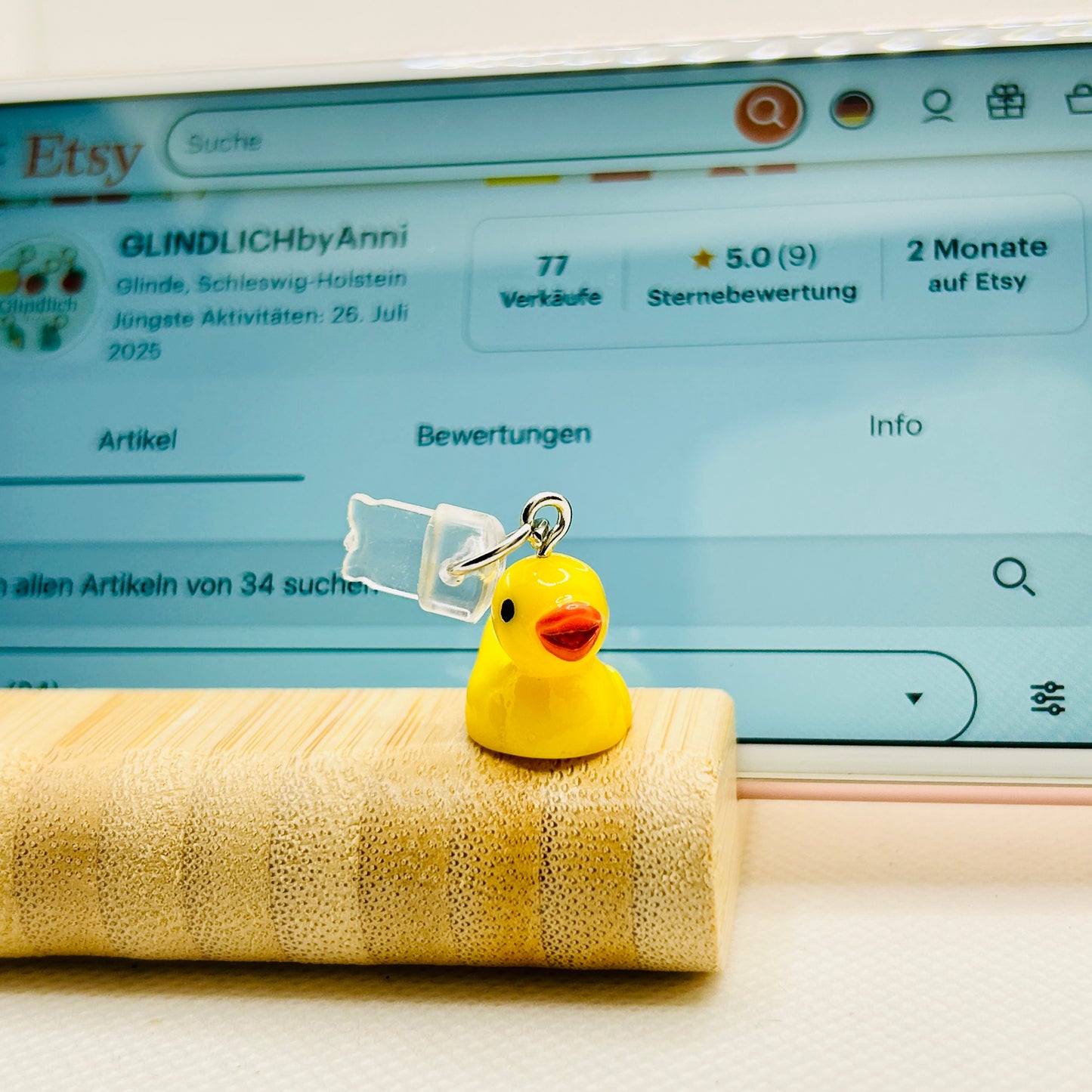 Quietscheente Handy Charm Gelb. Süßer Smartphone-Anhänger mit Stecker