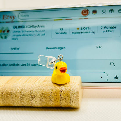 Quietscheente Handy Charm Gelb. Süßer Smartphone-Anhänger mit Stecker