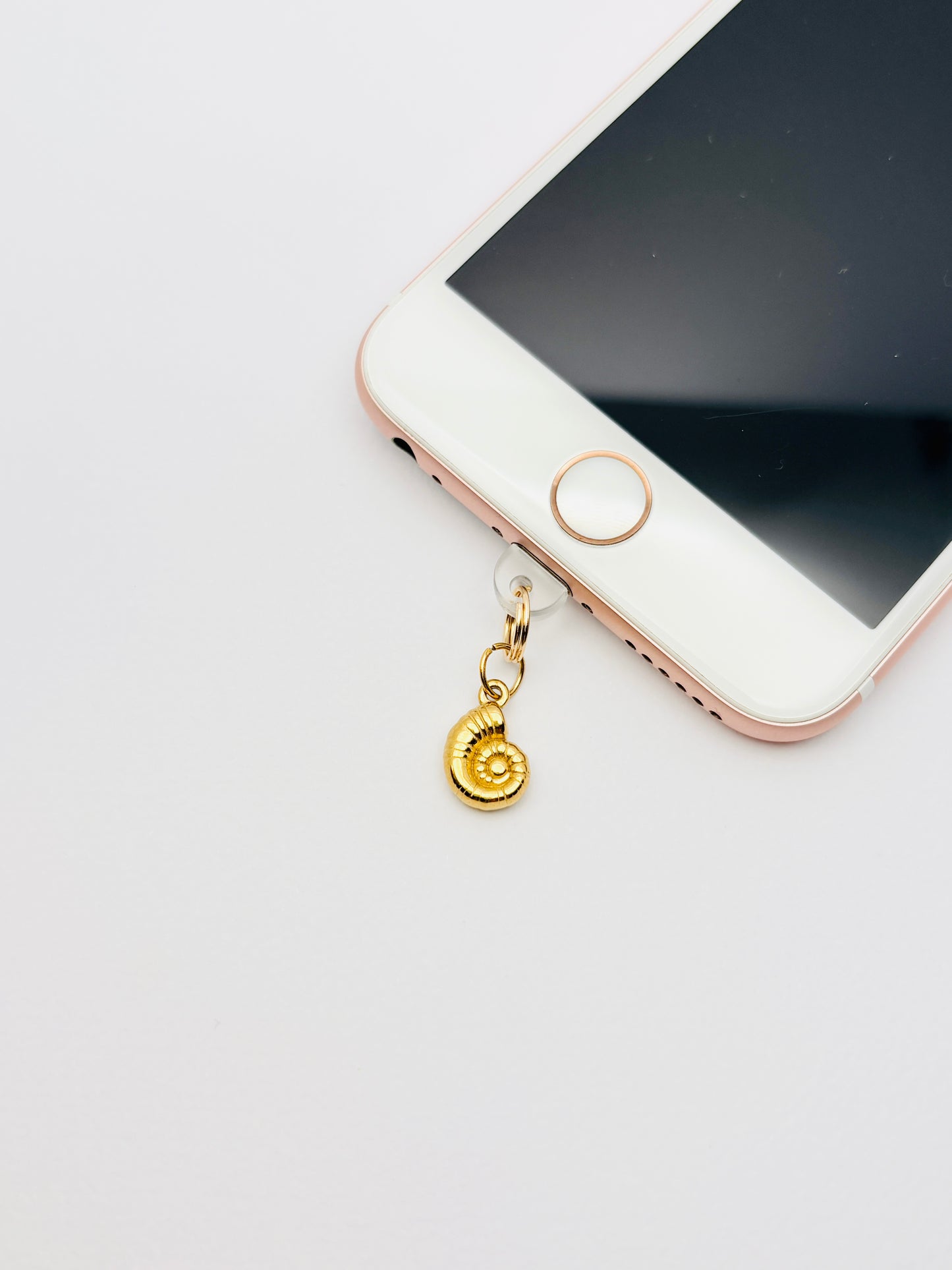Schnecke Mini Charm von GLINDLICHbyAnni, goldfarbener Handy-Charm mit Schneckenhaus-Motiv