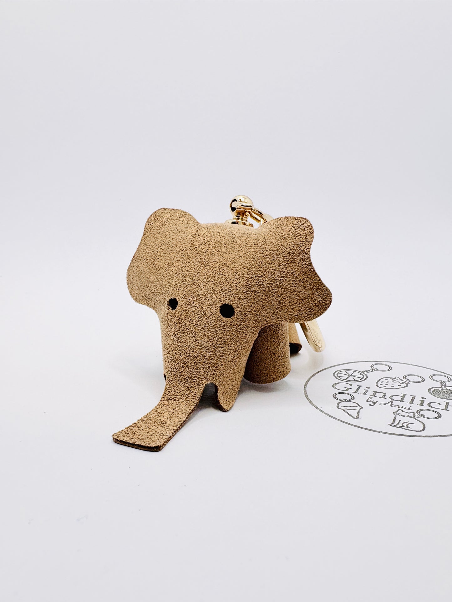 Handmade Echtleder Elefant Anhänger für Taschen und Schlüssel. Naturton vergoldet mit Herz. Unikat