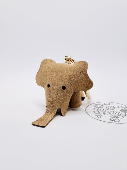 Handmade Echtleder Elefant Anhänger für Taschen und Schlüssel. Naturton vergoldet mit Herz. Unikat