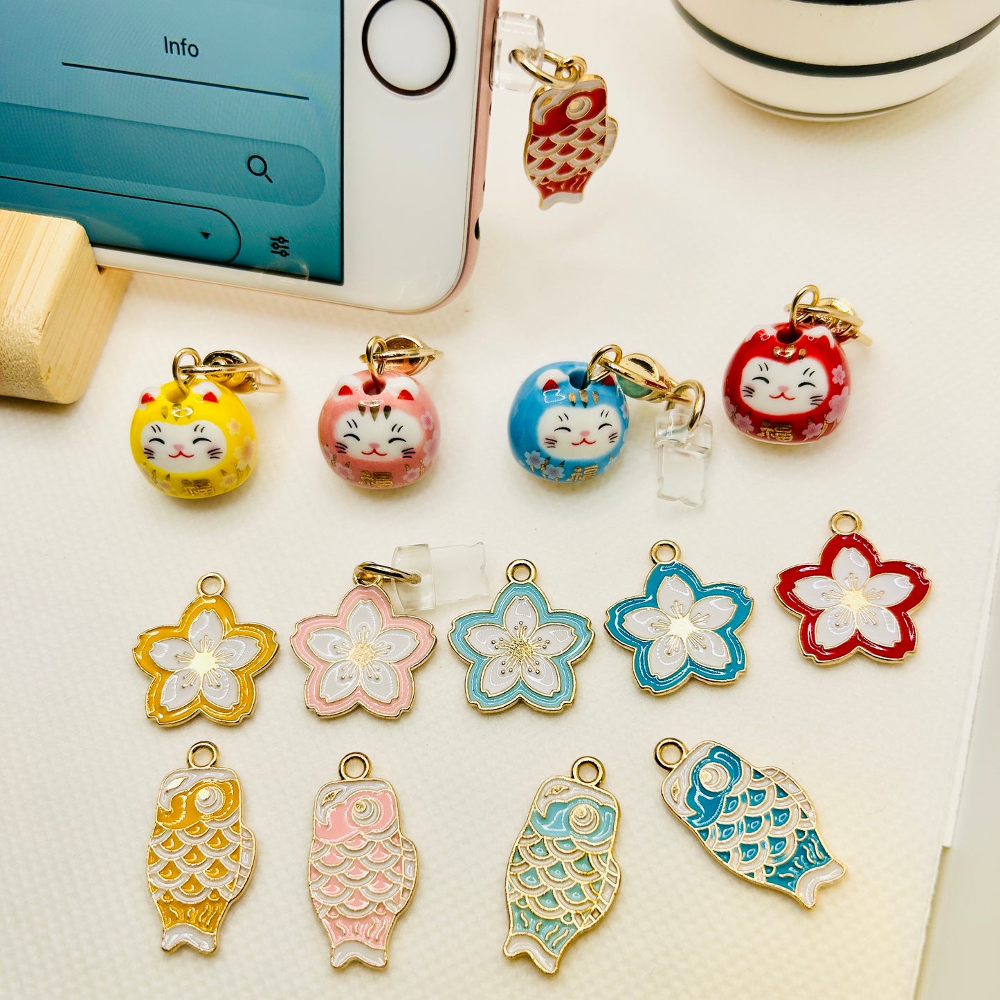 Handy Charm Glückskatze oder Glücksfisch. Japanisches Glücksbringer-Accessoire fürs Smartphone