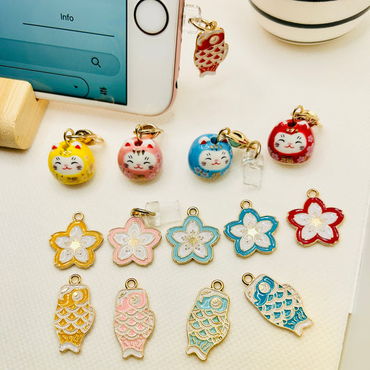 Handy Charm Glückskatze oder Glücksfisch. Japanisches Glücksbringer-Accessoire fürs Smartphone
