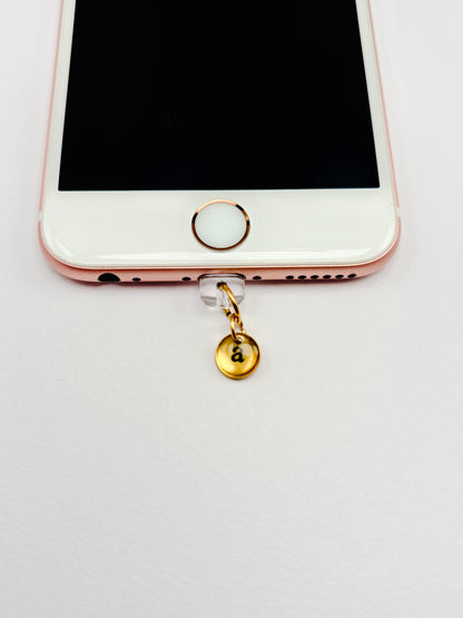 Runder Mini Charm aus Edelstahl mit gravierbarem Initial-Buchstaben, erhältlich in Silber oder Gold, als Anhänger für Handy, Tasche oder Schlüsselbund.