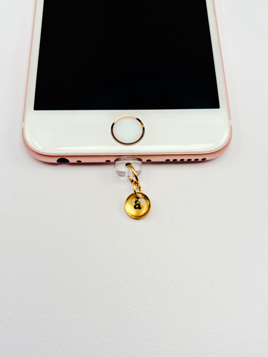 Runder Mini Charm aus Edelstahl mit gravierbarem Initial-Buchstaben, erhältlich in Silber oder Gold, als Anhänger für Handy, Tasche oder Schlüsselbund.