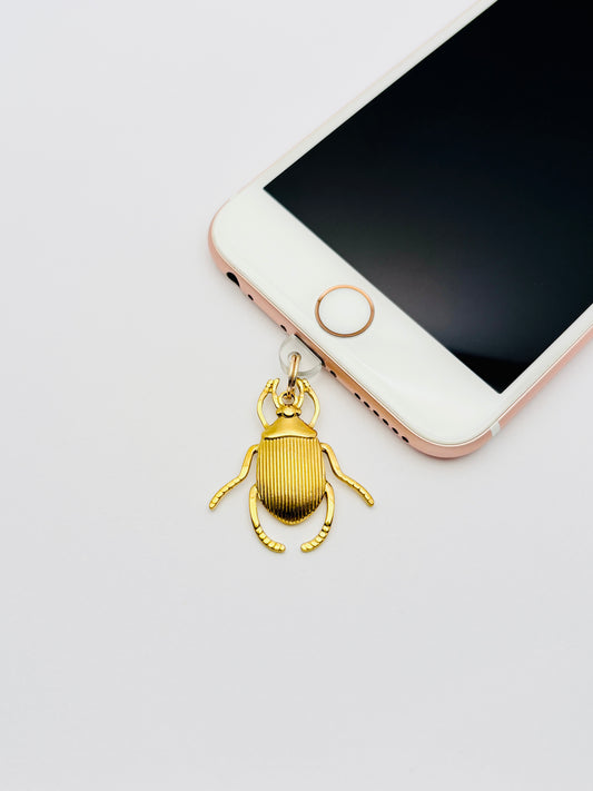 Skarabäus Mini Charm von GLINDLICHbyAnni, vergoldeter Handy-Charm mit Skarabäus-Motiv