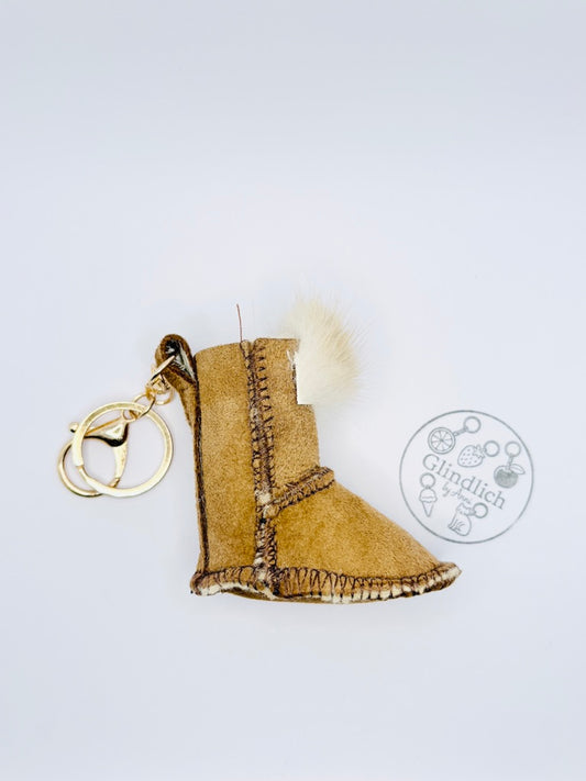 Mini Winterboot Schlüsselanhänger mit Fell-Puschel. Kuscheliges Taschen-Accessoire
