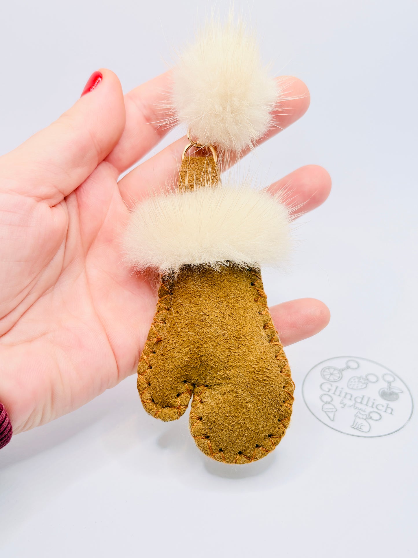 Kuschelige Handschuhe Taschenanhänger. Stylische Fäustlinge im winterlichem Flair