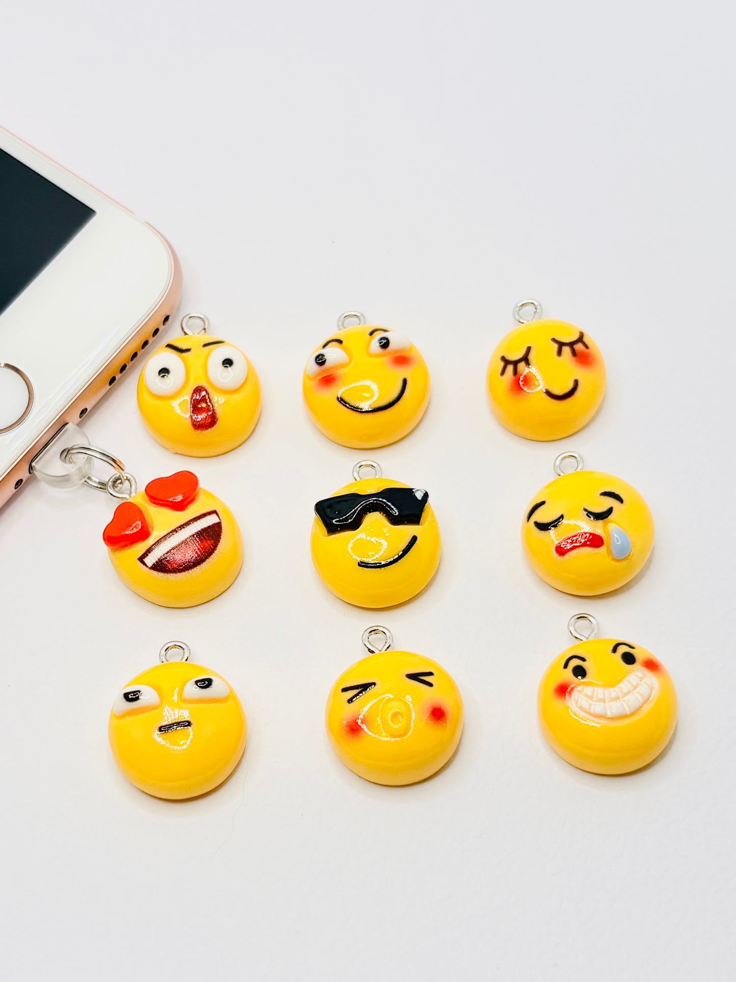 Emoji Mini Charm. Für alle, die ihr Handy mit einem Lächeln tragen wollen.