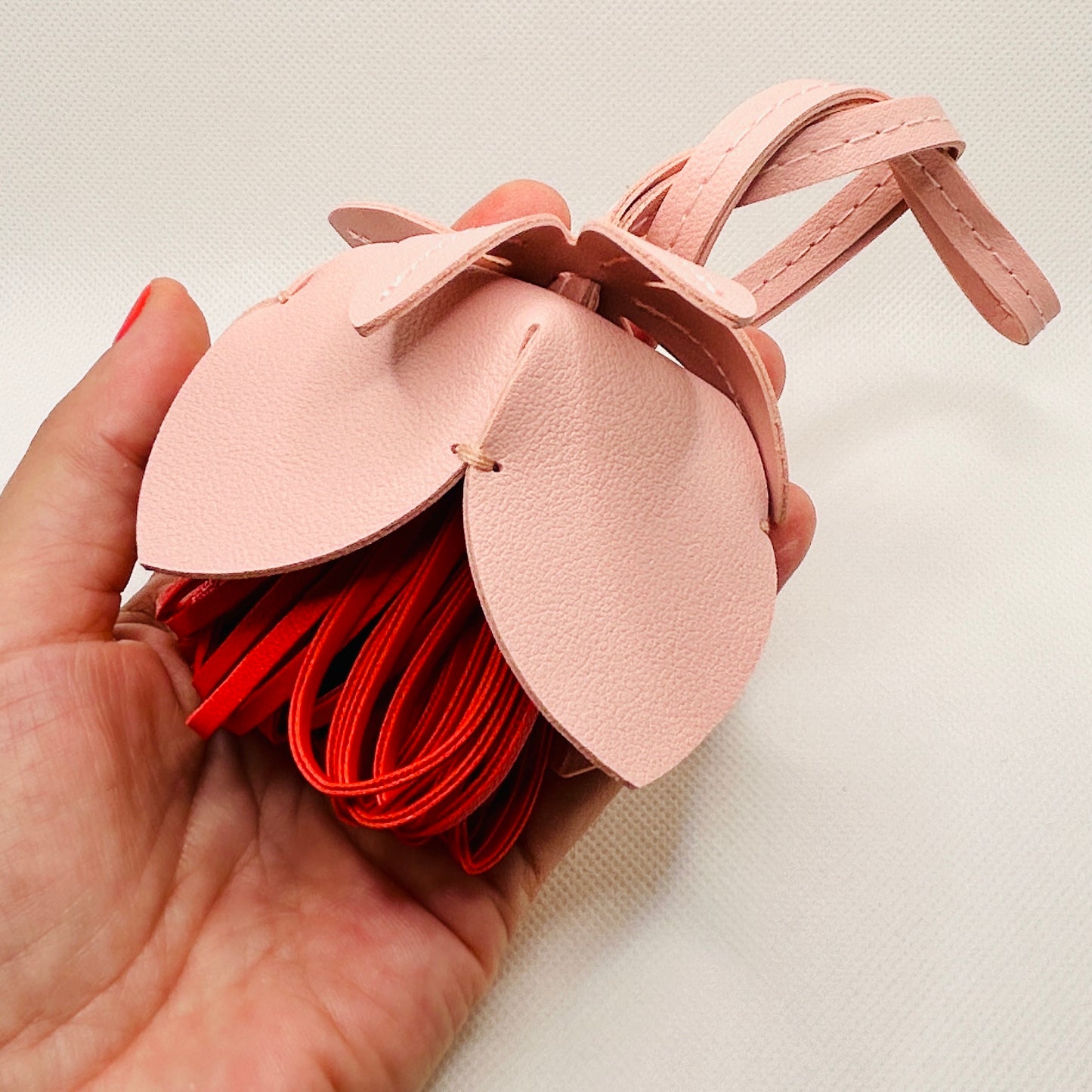 Blumenknospe Taschenanhänger Kunstleder. Florales Accessoire für Frühling & Geschenkideen