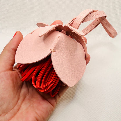 Blumenknospe Taschenanhänger Kunstleder. Florales Accessoire für Frühling & Geschenkideen