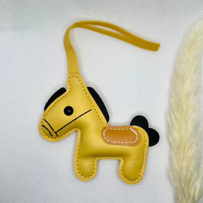Pony Schlüsselanhänger Kunstleder. Verspielter Taschenanhänger mit Cartoon-Pferd