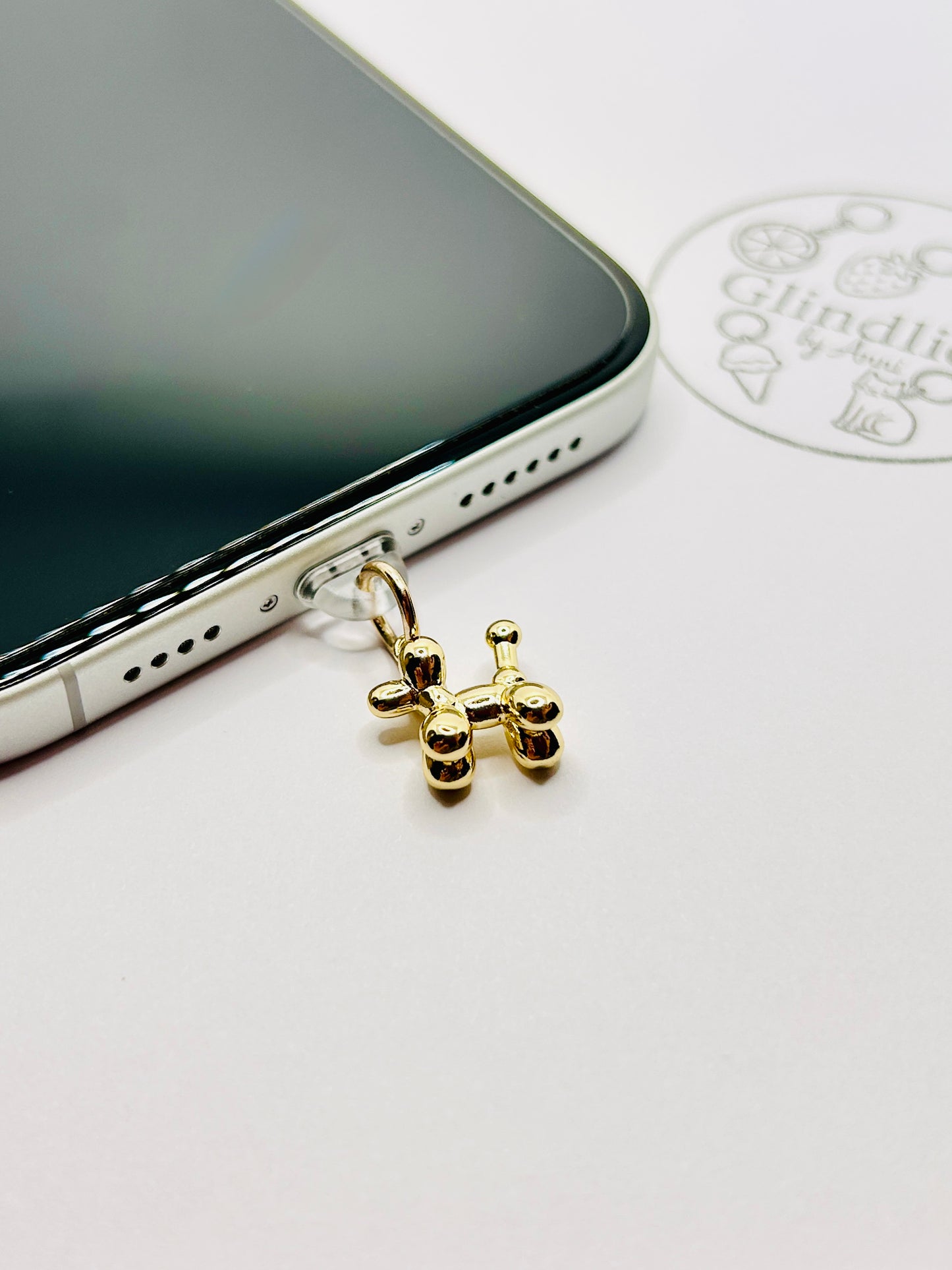 Ballonhund Charm aus vergoldeten Edelstahl. Minimalistisches Accessoire für Smartphone & Case.