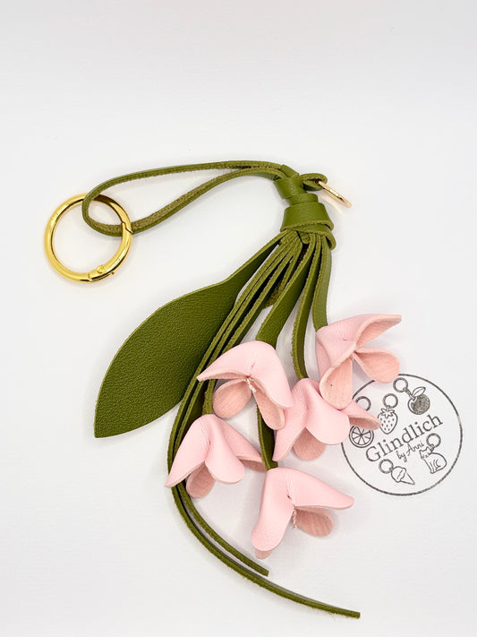 Floraler Taschenanhänger aus Kunstleder mit Blumenmotiv und vergoldetem Ring