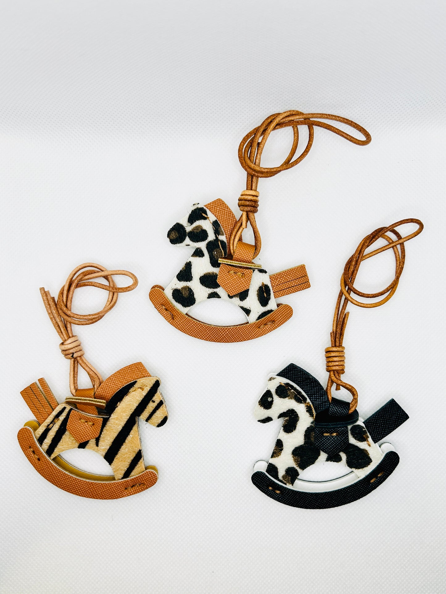 Schaukelpferd Taschenanhänger Kunstleder. Handgemachte Charms im klassischen Stil