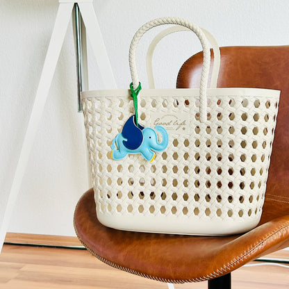 Fliegender Elefant Taschenanhänger. Buntes Kunstleder-Accessoire mit Flügeln & Schlaufe